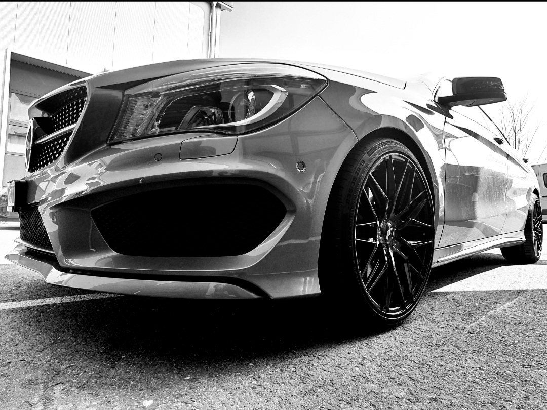 Avant d'une Mercedes avec jante noire, en noir et blanc